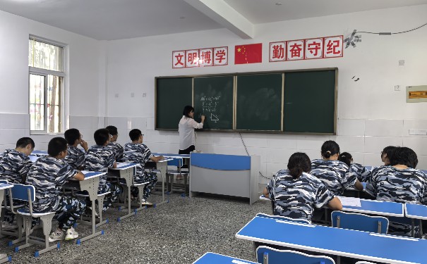 鹤壁市山城青少年全封闭军事化学校